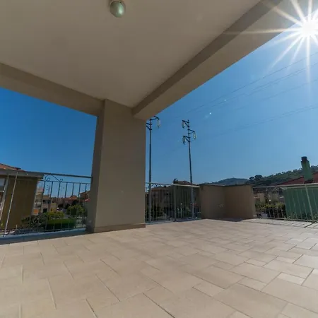 Appartamento In Villa Con Grande Terrazza * דיאנו מרינה