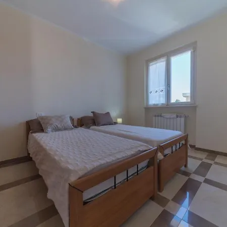 Appartamento In Villa Con Grande Terrazza דירה