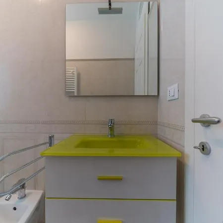 Appartamento In Villa Con Grande Terrazza דירה *