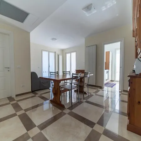 Appartamento In Villa Con Grande Terrazza Apartment