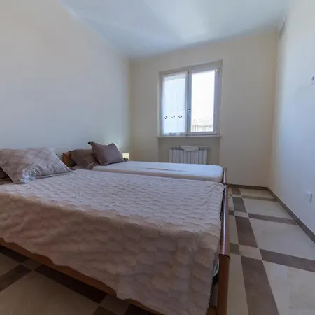 Appartamento In Villa Con Grande Terrazza Apartment